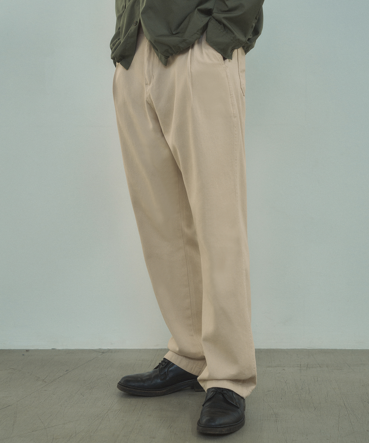 P10028 One-tuck wide pants_Light beige
